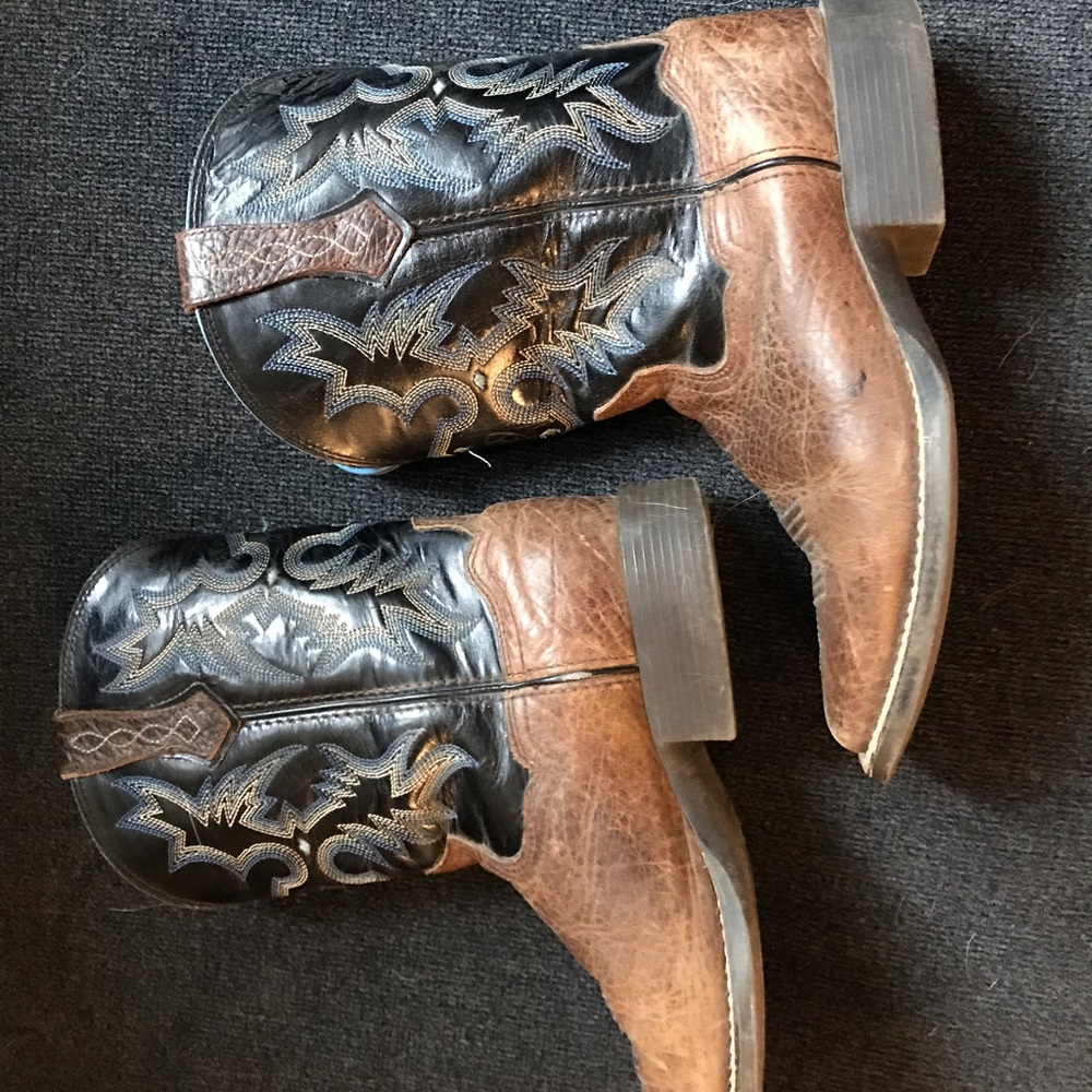 Kids Ariat boots size 2